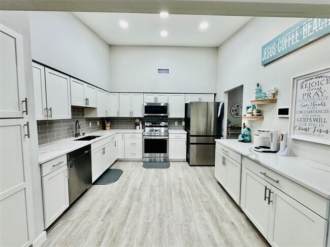 Building Photo - 3216 S Lakeview Cir
