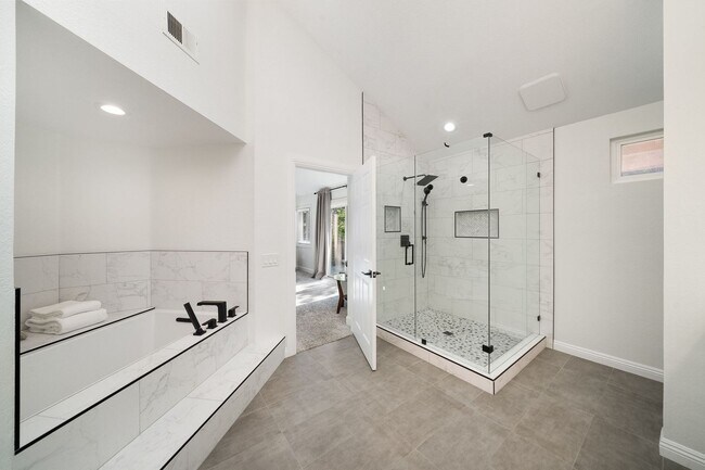 Building Photo - 1205 Cerca