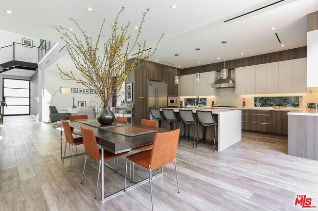 Building Photo - 912 N Crescent Heights Blvd