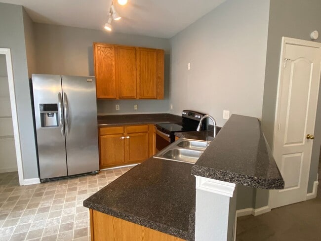 Building Photo - 3bedroom/2.5 bath Condo $1,495 -  Ready fo...