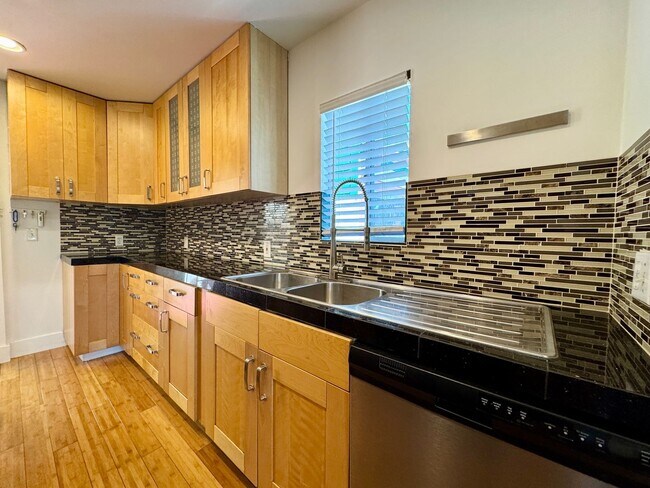 Building Photo - Charming Upgraded 2 Bedroom Cottage w/Cent...