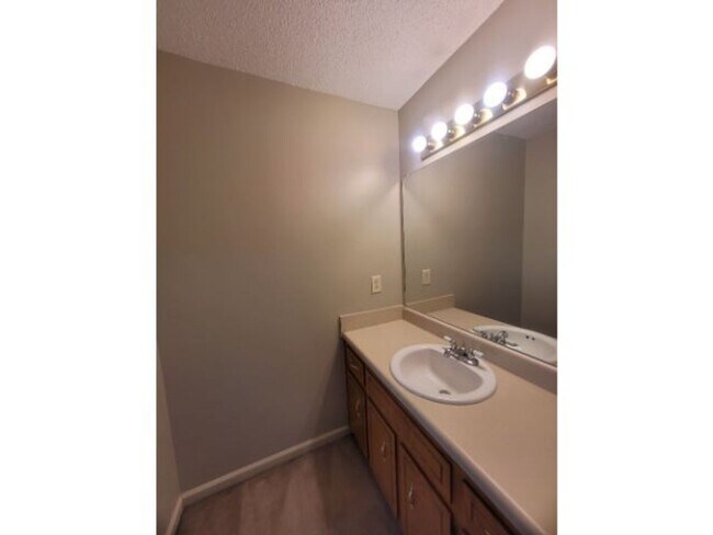 Building Photo - Charming 3-Bedroom Home with Spacious Livi...