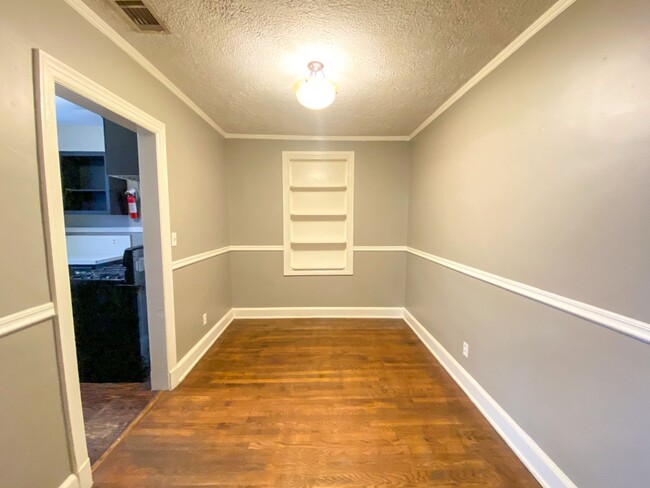 Building Photo - 2 bed, 1 bath with hardwood floors by U of...