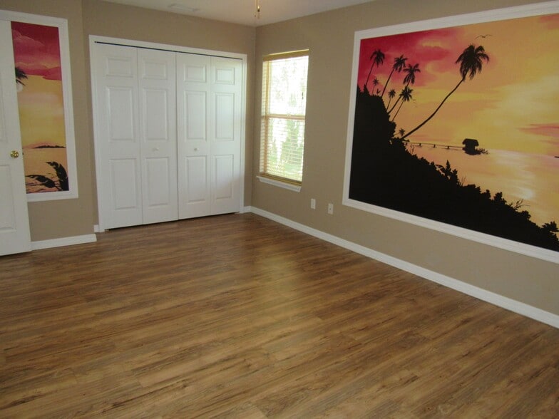 Primary suite - 828 S Duss St