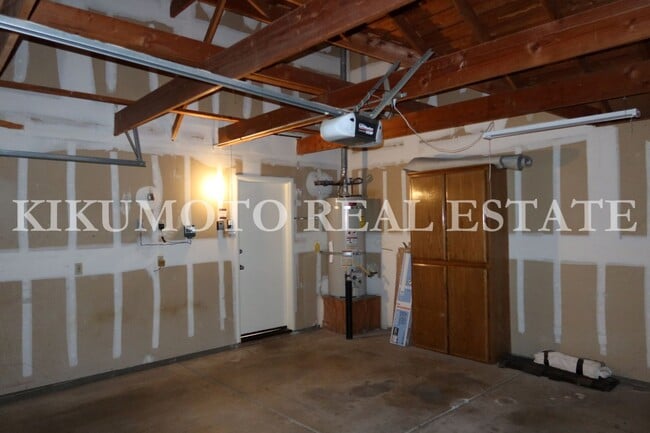 Building Photo - Pocket 3 Bedroom, 2 Bath Half-plex
