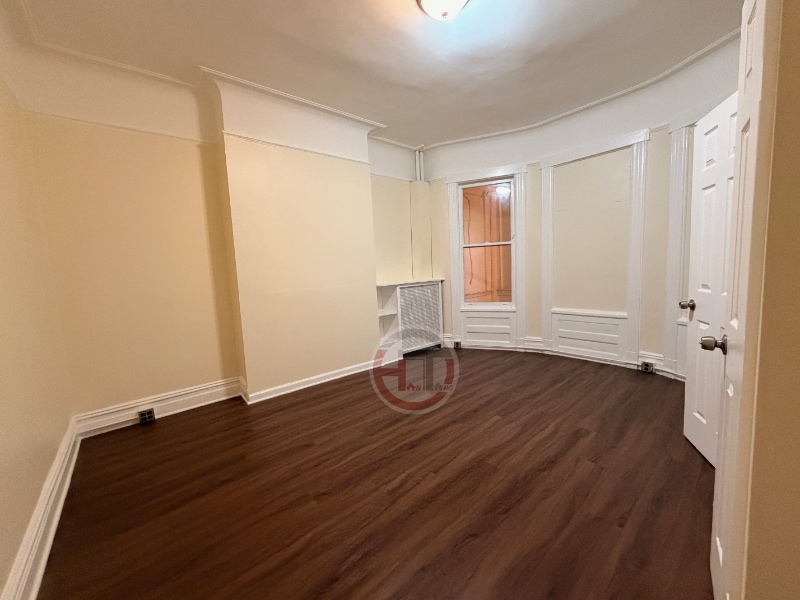 Building Photo - 853 Van Nest Ave