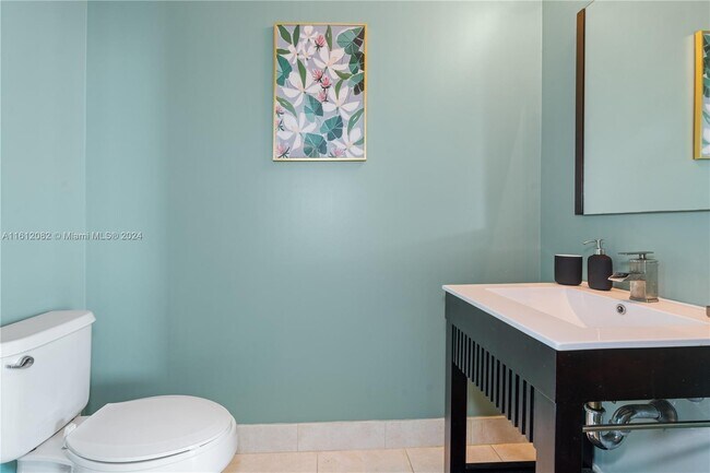 Building Photo - 1900 N Bayshore Dr