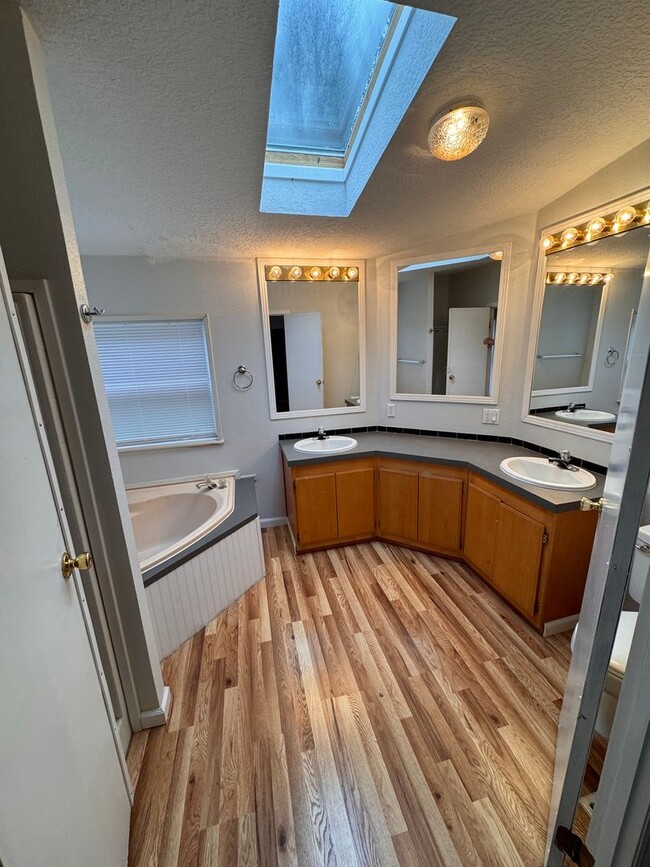 Building Photo - 4 BR/2 BA Rural Retreat Near Battle Ground with Master Suite & Large Yard