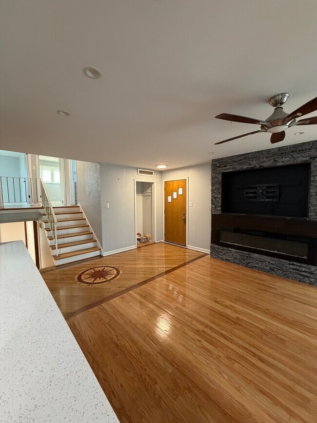 Building Photo - 8901 Octavia Ave