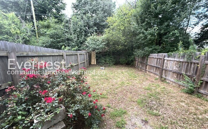 Building Photo - 2445 Hampstead Dr