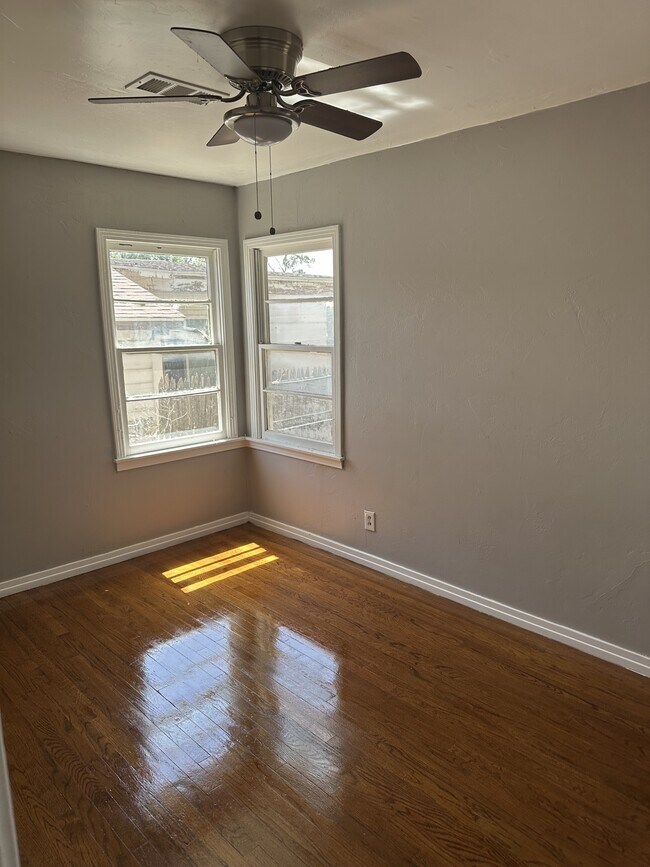 Building Photo - 1809 Poplar St