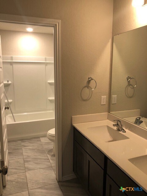 Building Photo - 2537 Ayers Dr