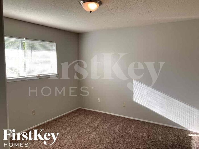 Building Photo - 15310 Meadow Village Dr