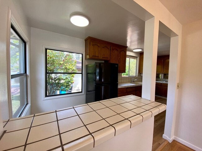 Building Photo - Renovated Single-Family Home on the Penins...
