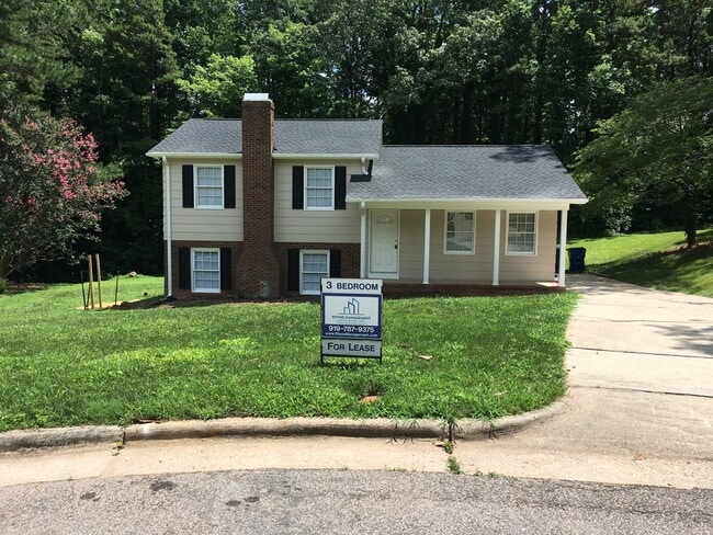 Primary Photo - 501 Smokeridge~3 bedroom 2 bath~SPLIT LEVEL HOME. NO HOA. PRIVATE DRIVEWAY. CUL-DE-SAC LOCATION