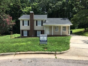 Building Photo - 501 Smokeridge~3 bedroom 2 bath~SPLIT LEVEL HOME. NO HOA. PRIVATE DRIVEWAY. CUL-DE-SAC LOCATION