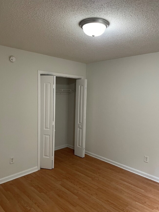 Building Photo - Very nice 2 bedroom and 1 bath apartment located in downtown Concord!