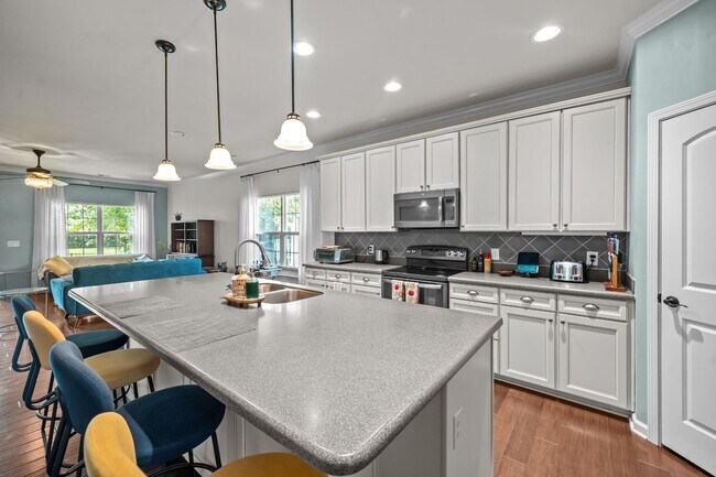Building Photo - Relax by the Water – 4BR Home with Pond Views in Creekside