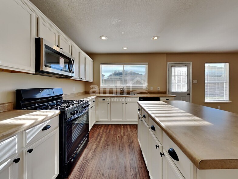 Building Photo - 421 Hackberry Dr