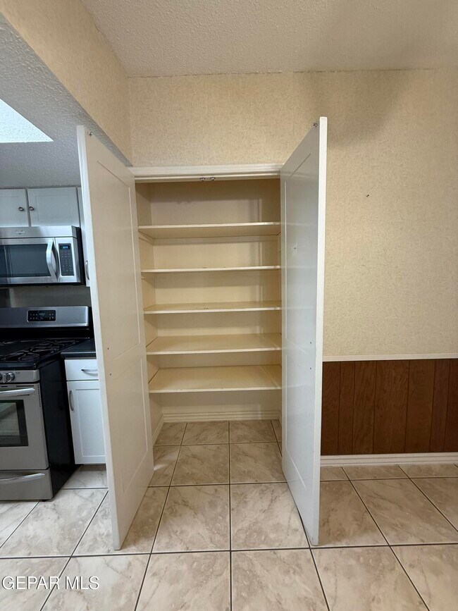 Building Photo - 10449 Chinaberry Dr