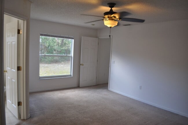 Building Photo - 3 Bedroom 2 Bath Home in Lehigh Woods