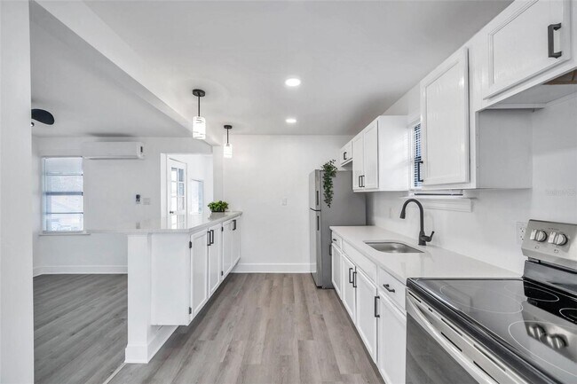 Building Photo - Gorgeous 2 bedroom 1 bath apartment