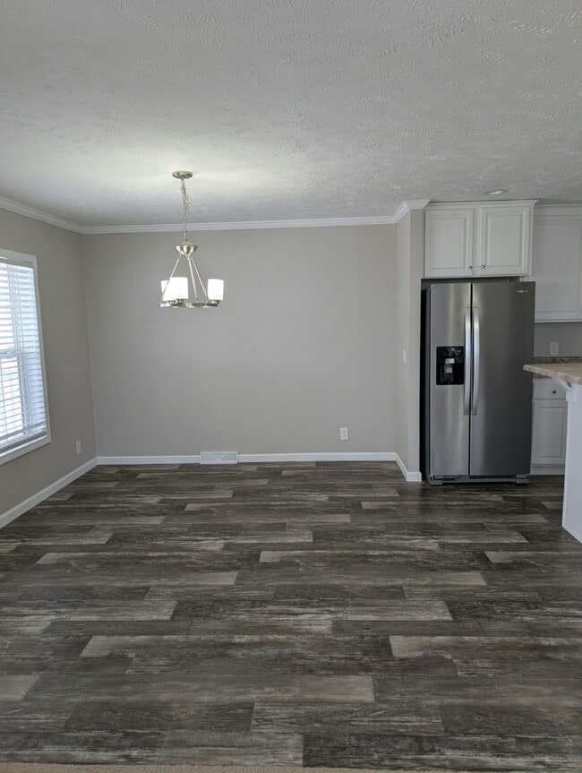 Building Photo - 30021 Pineview Cir