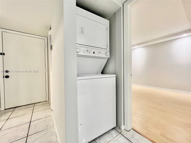 Building Photo - 8450 Lagos De Campo Blvd