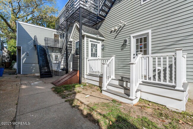 Building Photo - 700 1st Ave