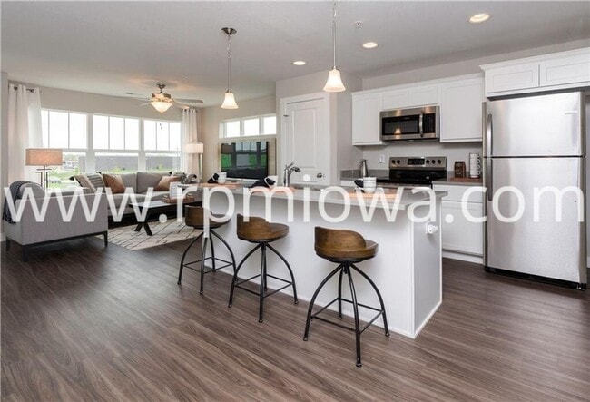 Building Photo - UPDATED!! 2 Bedroom, 2.5 Bath Townhome in Ankeny