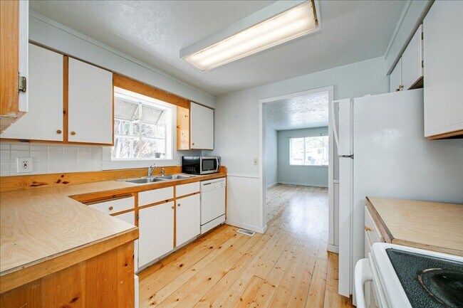 Building Photo - Desirable SE Boise Home Minutes From BSU!