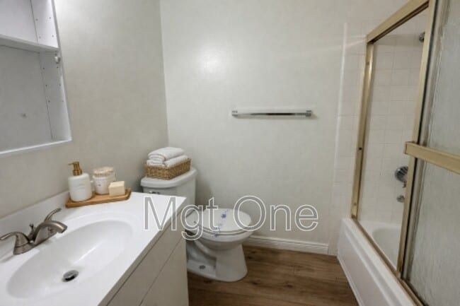 Building Photo - 425 Glenhill Dr