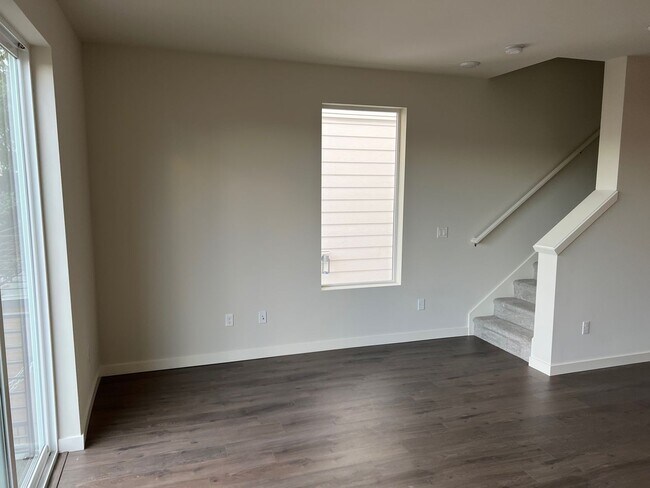 Building Photo - Immaculate 3 Bed 2 Bath Seattle Townhome @ An Incredible Location!