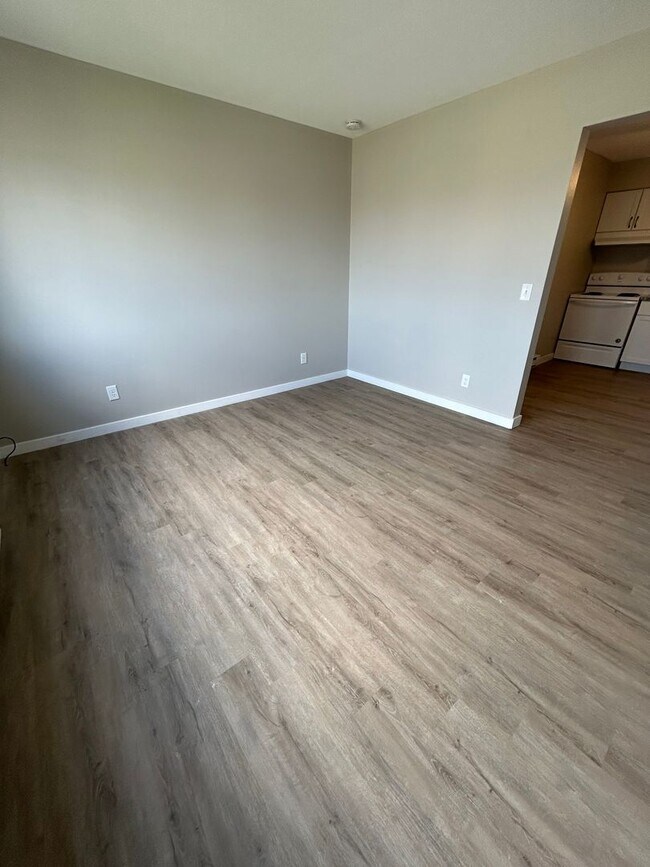 Building Photo - Recently Renovated 2 Bedroom Apartment