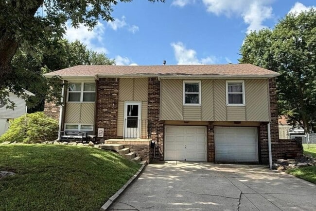 Primary Photo - Spacious 3 Bedroom Home with Finished Base...
