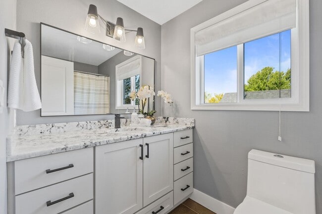 Building Photo - Month to Month Beautiful Spacious 3bed 2.5...