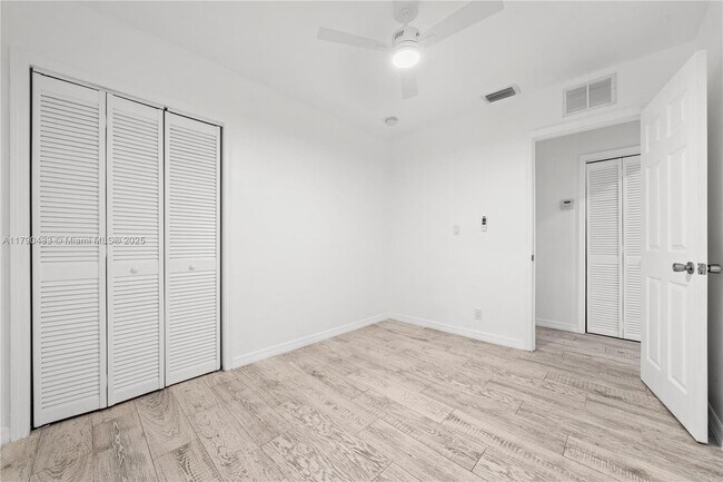 Building Photo - 1041 NE 9th Ave