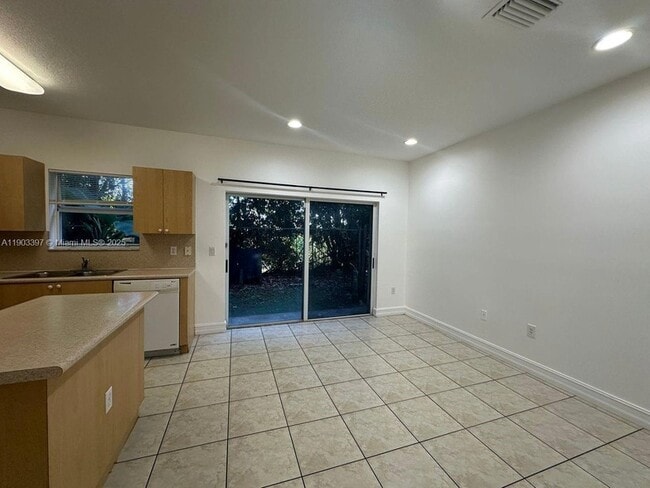 Building Photo - 1712 SE 31st Ct