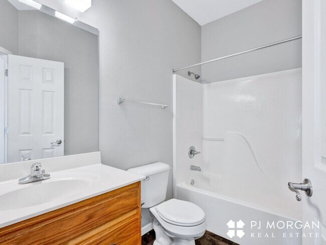 Building Photo - Charming 3 bedroom, 2 bathroom Duplex with...