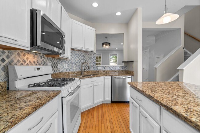 Building Photo - 2 Bed 2.5 Bath - Lakelands Townhome - Deta...
