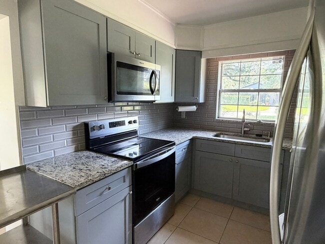 Building Photo - 1227 Country Club Dr