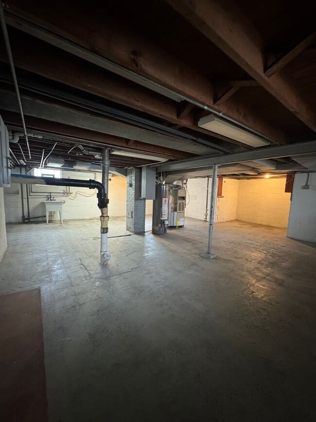 Building Photo - Beautiful 3-bedroom house for Rent AVAILAB...