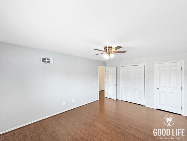 Building Photo - Spacious 2B/1.5BA Condo in Bay Park! Reserved Parking, Balcony, Fireplace Display & Pool!
