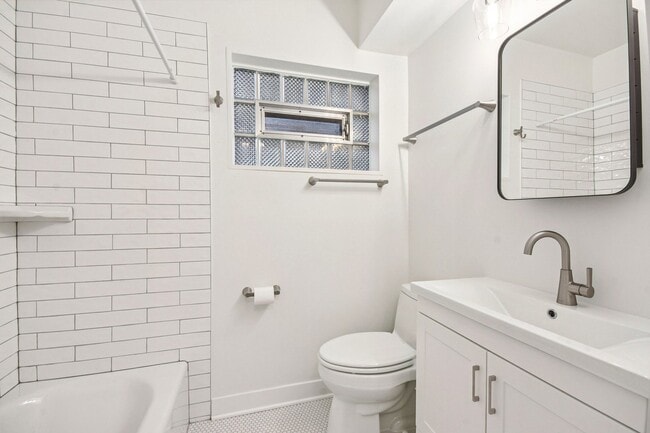 Building Photo - 470 E Vallette St