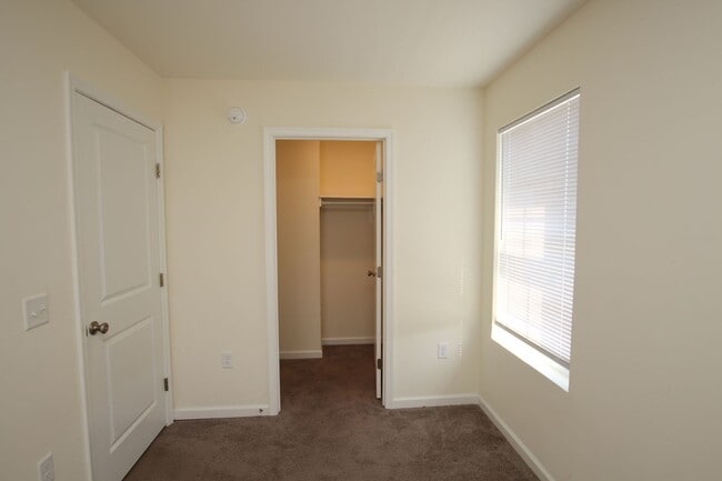 Building Photo - Modern Home for Immediate Occupancy – Avai...
