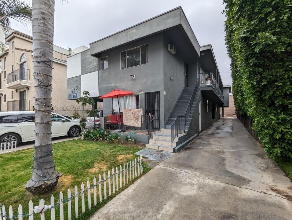 Building Photo - 753 N Hudson Ave