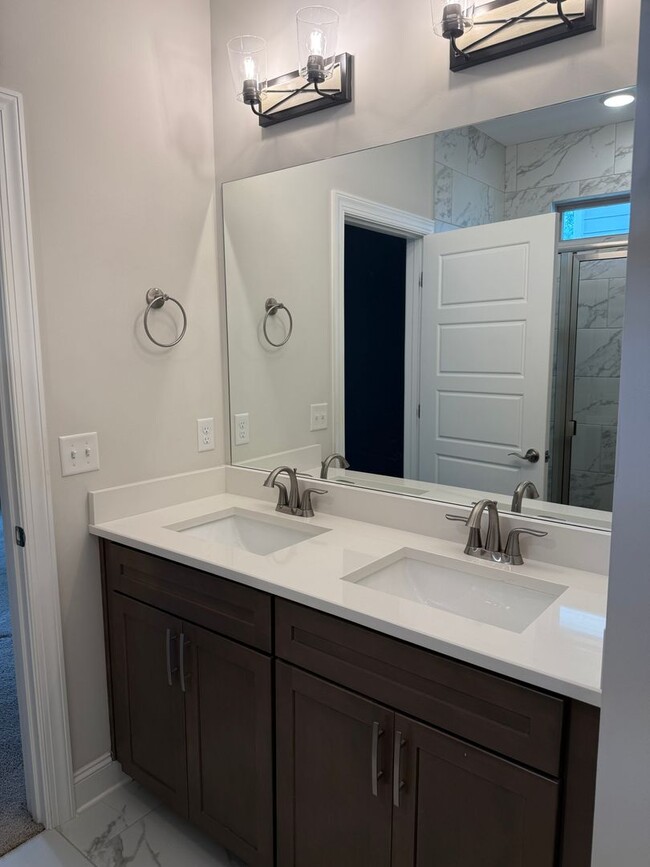 Building Photo - Easy access in Red Bank