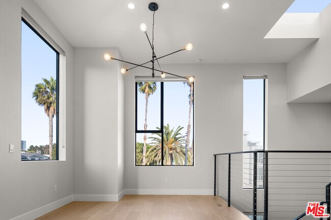 Building Photo - 807 N Detroit St