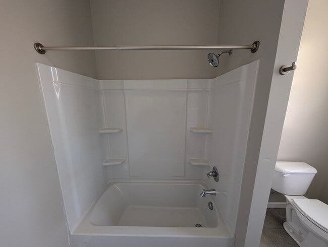 Building Photo - Spacious 3/4 Bedroom