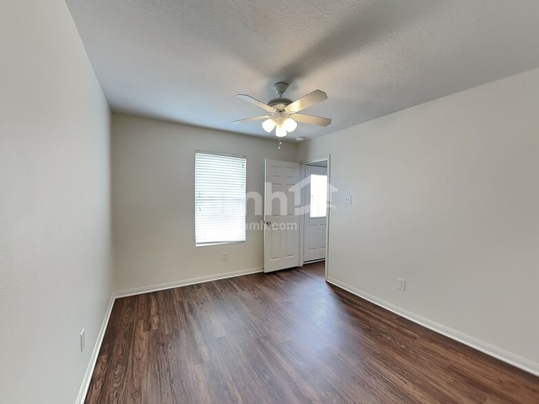 Building Photo - 3631 Barkers Crossing Ave